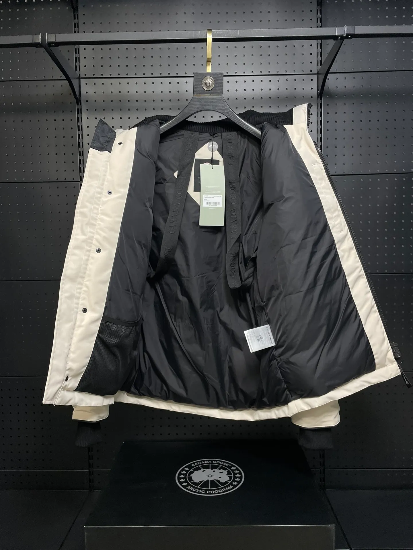P800 forester men's new model black 24 models Canada Goose (Canada Goose) Men's model xs-xxl The highest version on the market! 🔥 Recommendation of single product for autumn and winter hard goods # Produced by OEM canada goose # The Canadian brand canada goose has always been recognized as the warmest down jacket, and its existence can often be seen in the winter street photos of various celebrities. I make Canada Goose every year, but I still can’t get rid of my love for it. No matter how cold the weather is, there’s no need to be afraid! Because this year, as always, we will provide you with ruthless goods and prepare large quantities of goods. I believe that the market has become a bit chaotic, but we are not afraid. Only good things are competitive, not comparing prices! No one is stupid enough to quote a high price and send old customers away! Look at price in the short term and quality in the long term! If you care about quality, please respect its price! If what you want is cheap, please don't expect good quality! You get what you pay for, this is the rule of the market! We really value quality. It is only worn by the one who understands you! Filling content: 90 international standard duck down! I won’t say much more, everyone sells their own goods! Regarding the down content, you can feel it with your hands. There is nothing wrong with good down. Another customer said that the clothes are very light, but the ones on the market are very heavy. For us insiders, adding some filament to the clothes will make them look bulging and heavy. But we won't do that! 🔥Pure original fidelity! 🔥Everyone who has been cooperating with us in the past few years knows that the large-scale wholesale market products are incomparable to us. You are welcome to visit the brick cabinet and then come to my home to buy! It is the legendary warmest down jacket. A goose and a single layer of clothing can withstand minus 20 degrees Celsius! Known as a must-have for Arctic outdoor sports! The most popular down jacket in the world, celebrities are rushing to buy it, it is a must-have!